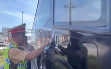 Lái xe khách 36 chỗ bằng giấy phép hạng D2 trên đường cao tốc, tài xế bị phạt nặng