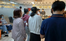 Người dân TPHCM đổ xô mua vàng, bạc, gửi tiết kiệm ngay ngày làm việc đầu năm