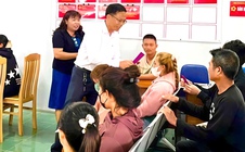 Đi làm giấy tờ nhà đất, người dân bất ngờ được lì xì năm mới