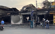 Hiện trường vụ cháy lớn cửa hàng đồ gỗ ở TPHCM