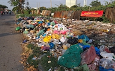 Biển cấm cứ cắm, rác vẫn cứ xả!