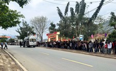 Xúc động cảnh hàng nghìn học sinh nghiêng mình tiễn biệt thầy hiệu trưởng