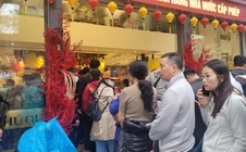 Người dân xếp hàng từ sáng đến trưa chờ mua "bạc ngựa"