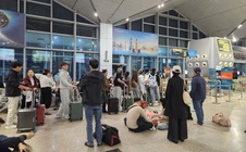 Khách bay đêm qua sân bay Tân Sơn Nhất chật kín, giá cước xe công nghệ tăng vọt