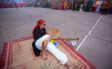 4 giờ sáng, cả làng í ới gọi nhau ra đình xem diễn trò