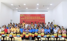 Công nhân tại Cần Thơ nhận quà Tết, thêm động lực bước vào năm mới