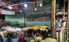 Hình ảnh khác lạ tại chợ hoa sỉ lớn nhất TPHCM trước Tết
