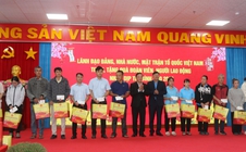 Phó Chủ tịch Quốc hội Nguyễn Khắc Định trao quà Tết cho công nhân, người dân vùng lũ Khánh Hòa