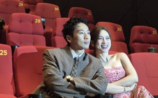 Tuấn Trần ngồi xe lăn, tình tứ với Phương Anh Đào