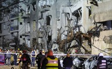 Mỹ công bố video tấn công Iran từ tàu sân bay, ông Donald Trump cảnh báo "gắt"