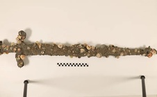 Đuổi trộm ngoài bờ biển, cậu sinh viên nhặt được báu vật