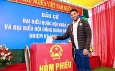 Cầu thủ Nguyễn Xuân Son lần đầu đi bầu cử