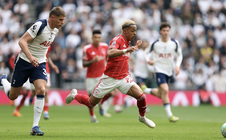 Tottenham thảm bại trận cầu 6 điểm, trượt dài cuộc đua trụ hạng