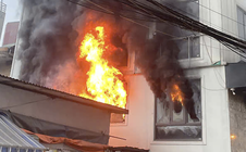 Cháy dữ dội nhà 7 tầng, phá mái nhà đưa thang xuống cứu người