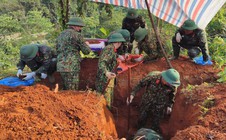 Phát hiện lọ thuỷ tinh đựng di vật chôn kèm hài cốt liệt sĩ