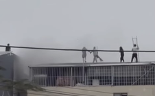 Lời kể của người phá mái tôn để cứu 7 người trong vụ cháy