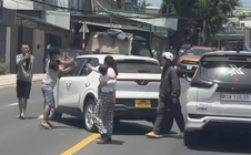 CLIP: Người chồng đập phá xe taxi chở vợ giữa phố