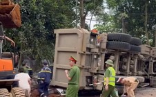 Xe tải chở đất lật đè nát xe ô tô con, xe máy, 2 người tử vong