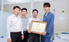 Quyền Bộ trưởng Hoàng Minh Sơn tặng Bằng khen cho sinh viên dũng cảm cứu người trong hỏa hoạn