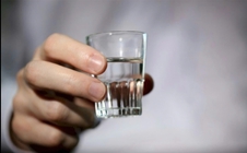 Người đàn ông ngưng tim khi uống rượu, bác sĩ cảnh báo về ngộ độc methanol