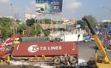Lật xe container ngay ngã tư Bình Phước, sơn nước lênh láng mặt đường