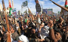 Vừa tham chiến, Houthi dọa phong tỏa eo biển chiến lược Bab al-Mandab