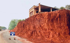 Chạy đua tiến độ, nhà dân chênh vênh mép vực