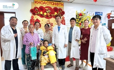 Giành lại sự sống cho bé gái bị lóc da toàn bộ vùng mông