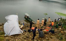 Lật thuyền đánh cá trên hồ thủy điện, con bơi được vào bờ, 2 vợ chồng mất tích