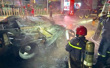 TPHCM: Xe đầu kéo đang đỗ trên đường Lê Hồng Phong thì bất ngờ bốc cháy