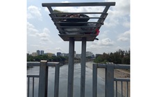 Khung sắt thành nơi chứa rác