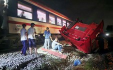 CLIP: Xe tải vượt rào chắn bị tàu hỏa tông gãy đôi