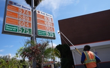 Giá xăng, dầu thế giới đồng loạt tăng vọt