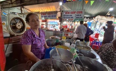 Chủ sạp chè hơn 50 năm ở chợ Tân Định tiết lộ lý do giữ giá bán nhiều năm