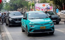 Băn khoăn khi chuyển đổi taxi sang xe điện