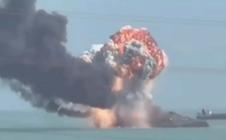 VIDEO: Tàu Iran bốc cháy dữ dội tại cảng chiến lược Bandar Abbas