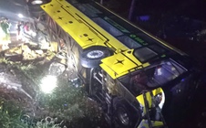 Xe khách lật trên Quốc lộ 14, nhiều người hoảng loạn