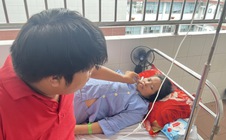 Xót lòng gia cảnh nam sinh lớp 9 bệnh tật, đi bán vé số dạo ở Cần Thơ