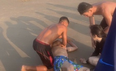 CLIP: Cứu và sơ cứu 2 vợ chồng du khách ngay trên bãi biển Vũng Tàu