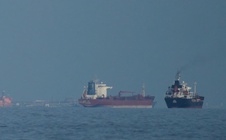 Hải quân Iran nổ súng ở eo biển Hormuz