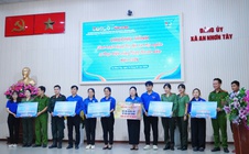 Báo Người Lao Động trao tặng 200 lá cờ Tổ quốc cho người dân xã An Nhơn Tây