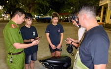 Xe máy chở 3, lạng lách và cố tình tông vào rào chắn của công an