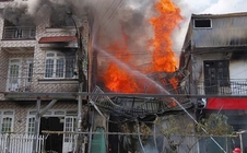 Cháy lớn thiêu rụi ngôi nhà ven suối ở Đà Lạt