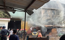 Cháy lớn ở TPHCM, khói đen cuồn cuộn kèm tiếng nổ