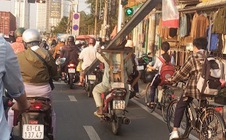 "Làm xiếc" trên đường