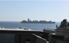 Tàu Mỹ bắn thủng phòng máy, bắt tàu Iran, Tehran cảnh báo "rắn"