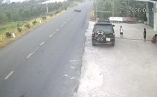 Va phải quả bóng lăn ra đường, người đàn ông đi xe máy thiệt mạng