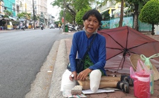 Người bán vé số dạo thêm hy vọng