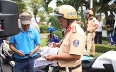 CSGT TPHCM xử lý tài xế vi phạm giao thông ở sân bay Tân Sơn Nhất