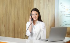 Làm lễ tân có cần ngoại hình không? Yêu cầu thực tế trong công việc